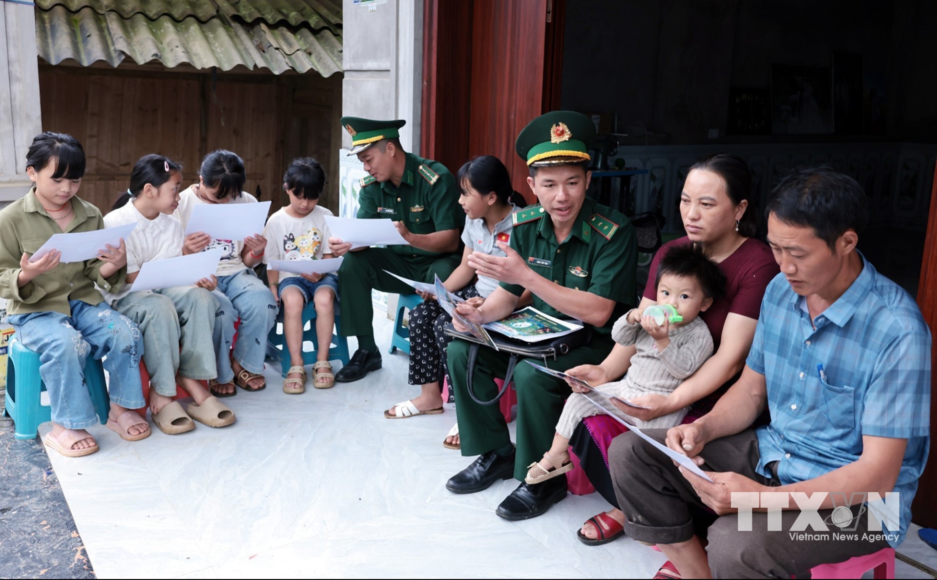 Cán bộ Biên phòng Pha Long đồng hành cùng người dân vùng cao biên giới. (Ảnh: Trần Việt/TTXVN)